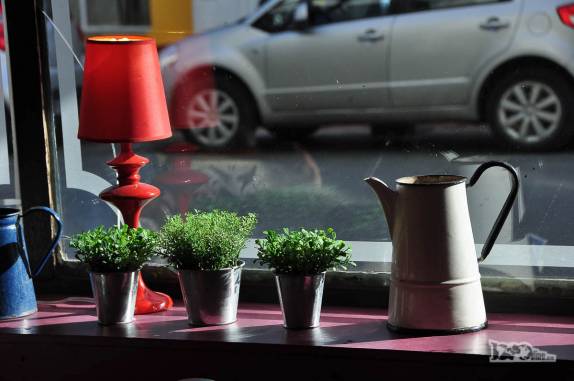 Detalhes da decoração de charmoso café no centro de Punta Arenas, no sul do Chile